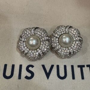 CINER Vintage Silver and White Floral with Pearl Earrings